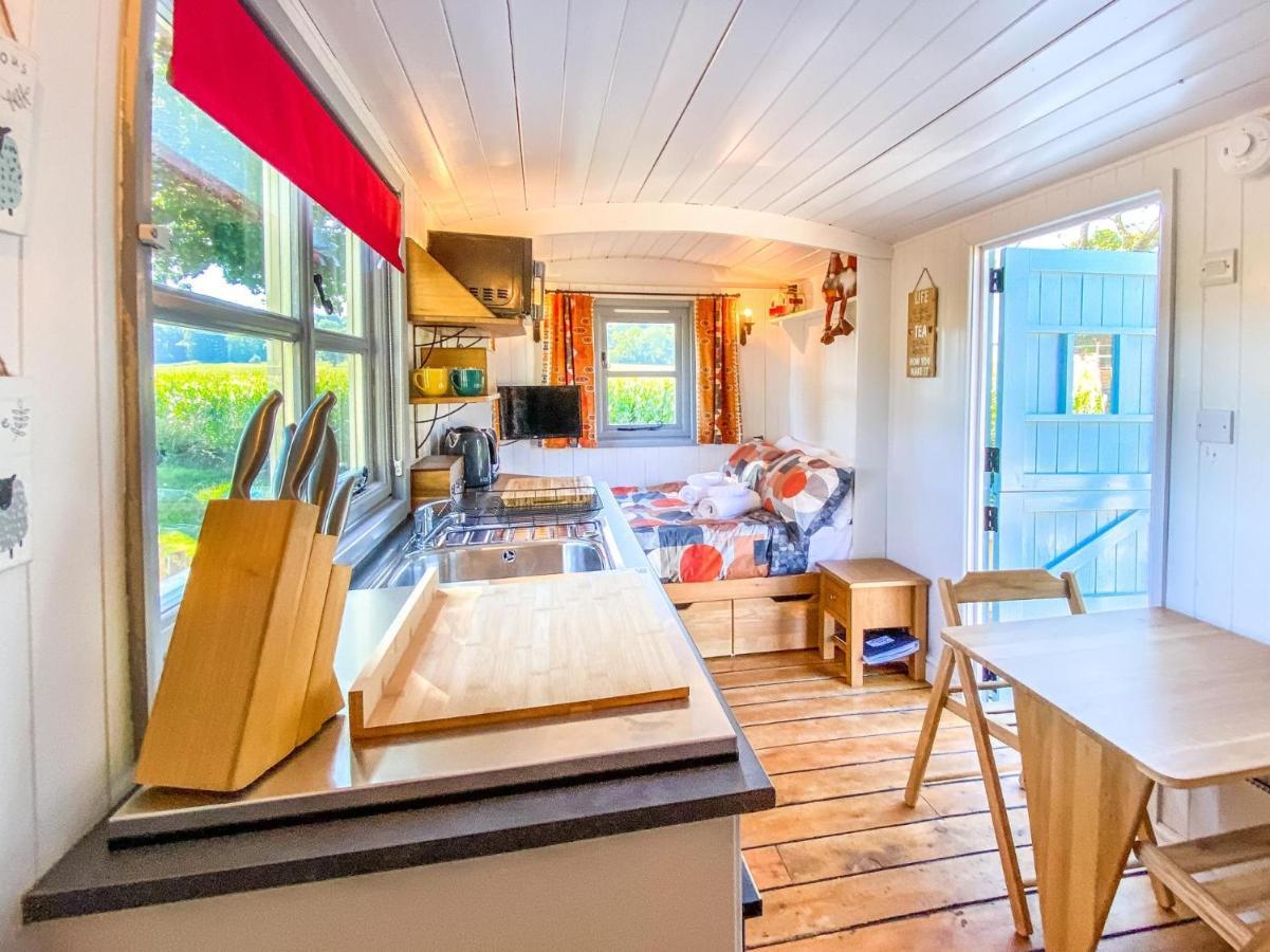The Hideaway Hut - 1 Bed Shepherds Hut - Hereford Ngoại thất bức ảnh