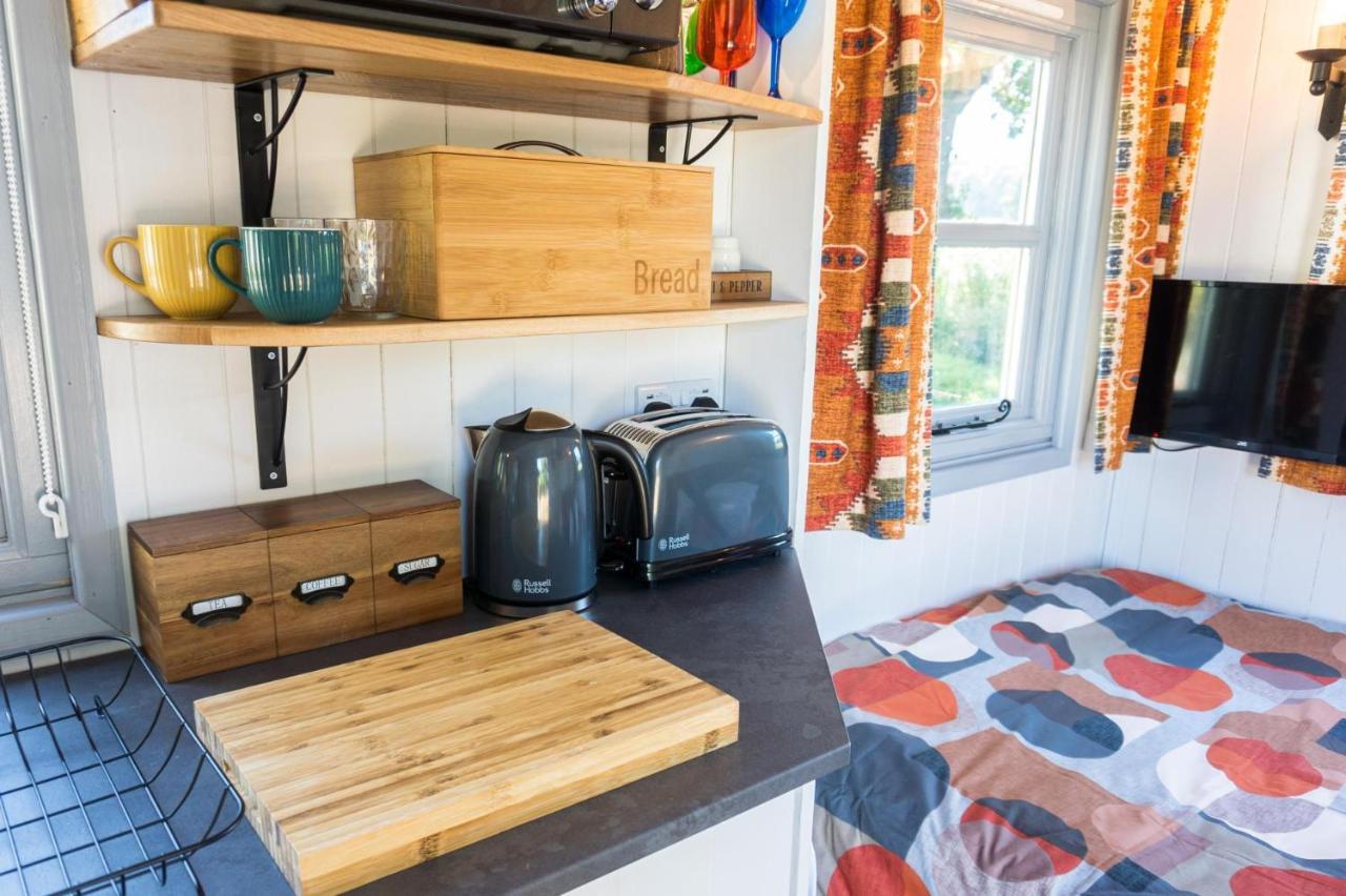 The Hideaway Hut - 1 Bed Shepherds Hut - Hereford Ngoại thất bức ảnh