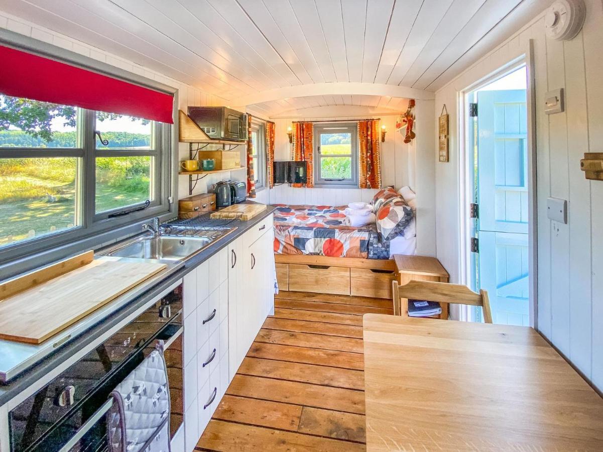 The Hideaway Hut - 1 Bed Shepherds Hut - Hereford Ngoại thất bức ảnh