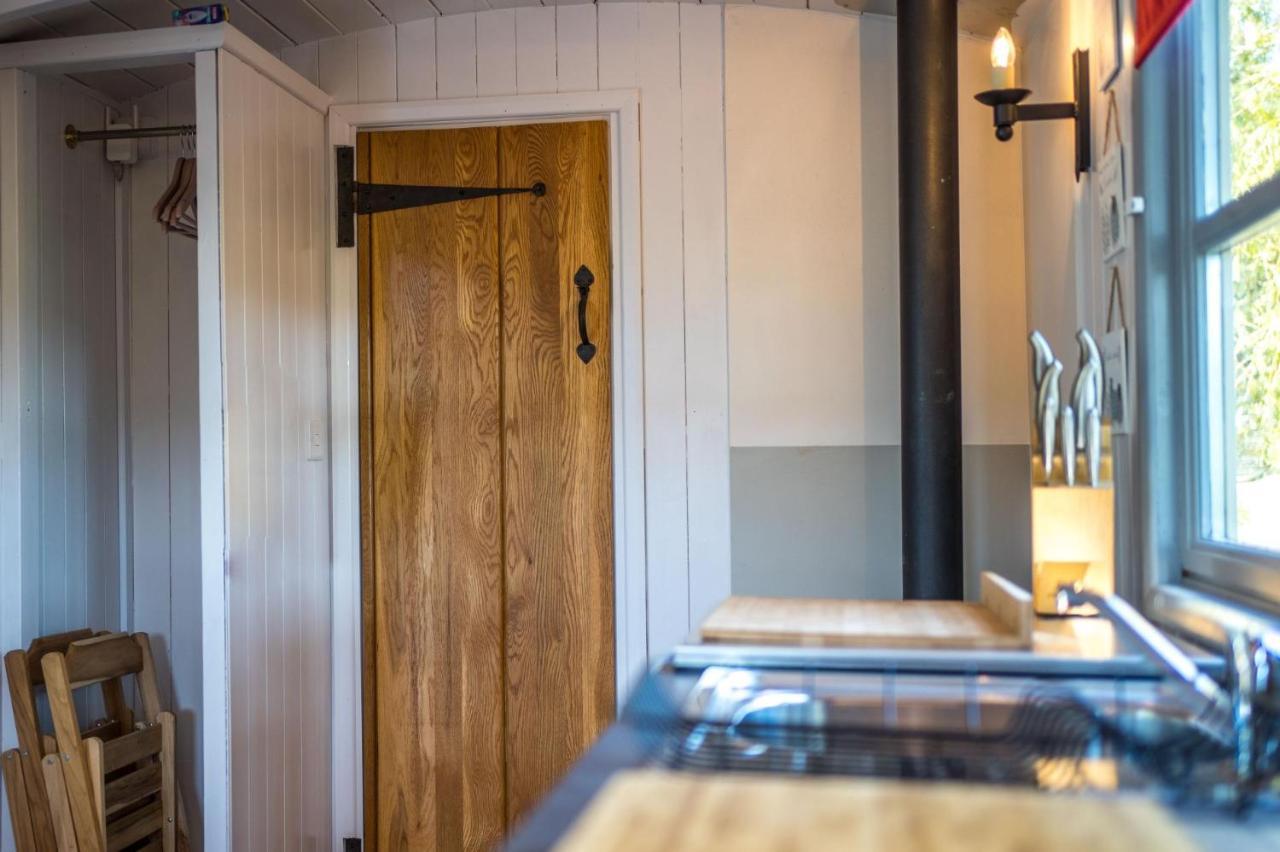 The Hideaway Hut - 1 Bed Shepherds Hut - Hereford Ngoại thất bức ảnh